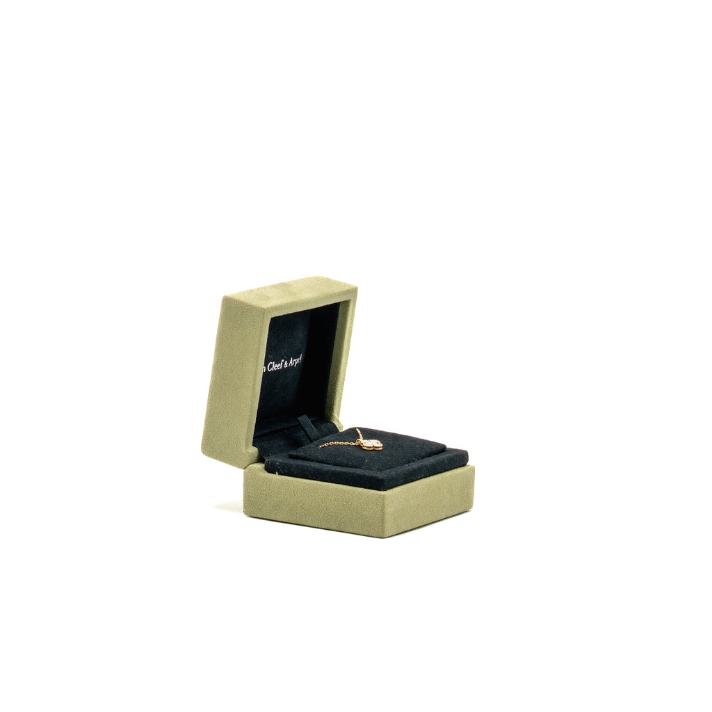VAN CLEEF & ARPELS SWEET ALHAMBRA PENDANT YELLOW GOLD, WHITE MOTHER-OF-PEARL