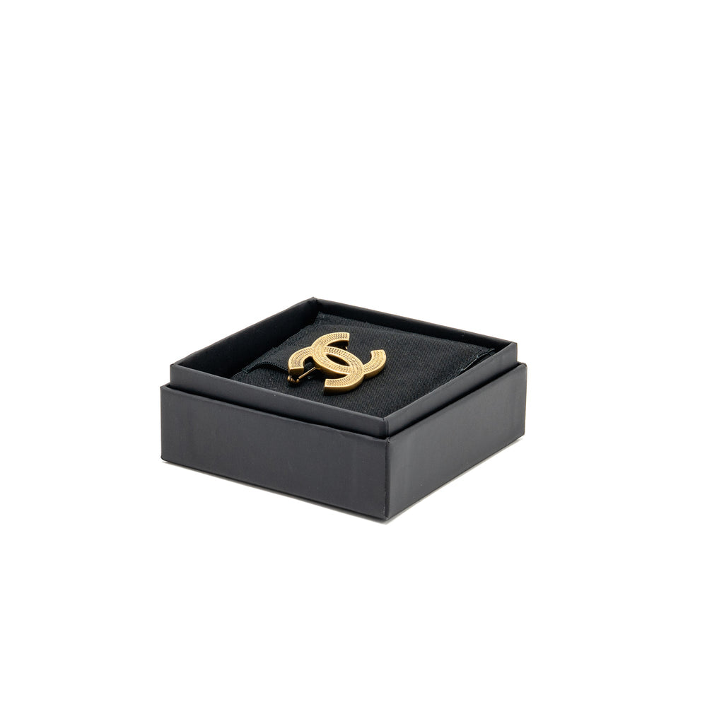 CHANEL CC BROOCH GOLD TONE