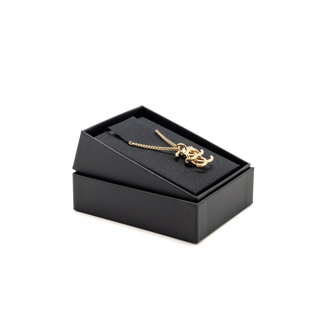 CHANEL 26A INTERLOCKING CC PENDANT NECKLACE GHW