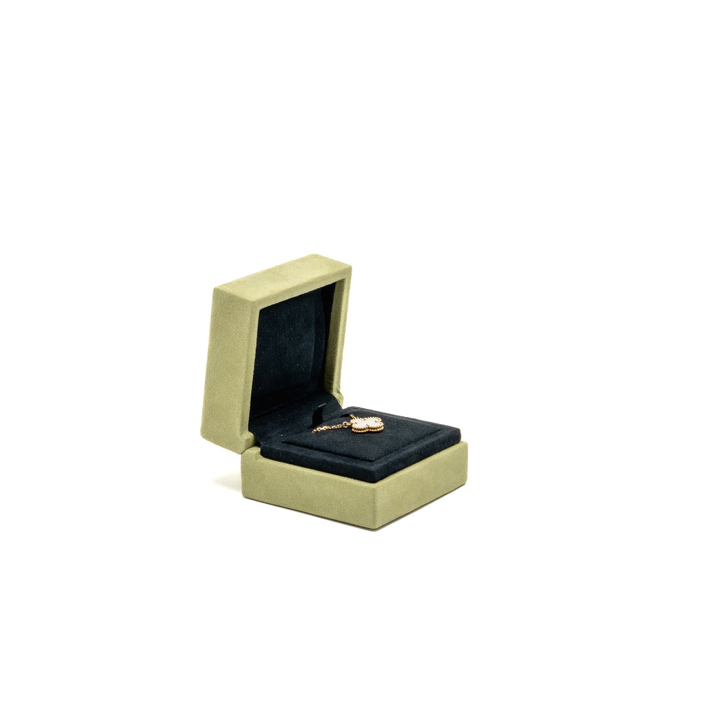 VAN CLEEF & ARPELS VINTAGE ALHAMBRA PENDANT WHITE MOTHER OF PEARL YELLOW GOLD