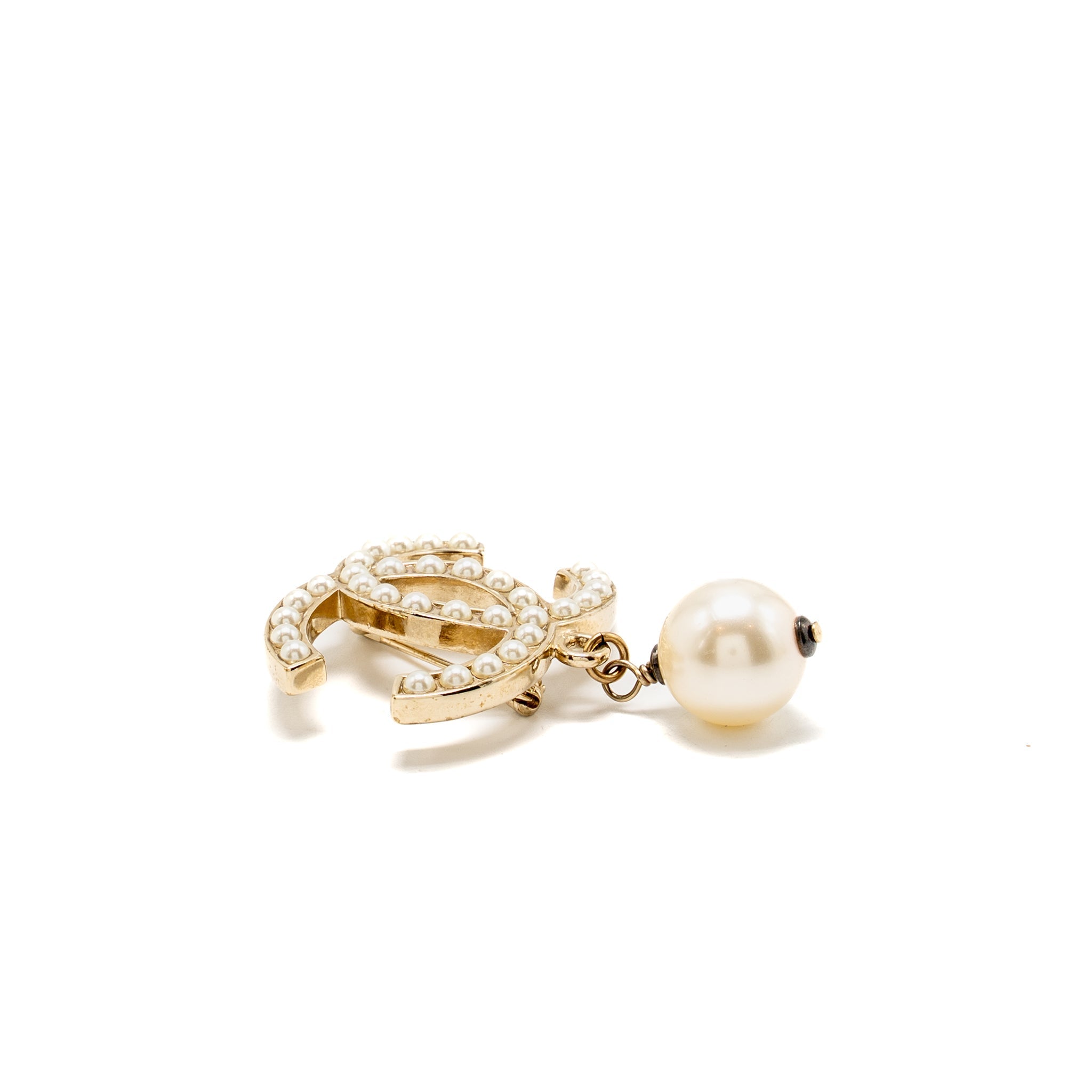 CHANEL CC BROOCH PEARL DROP LIGHT GOLD TONE