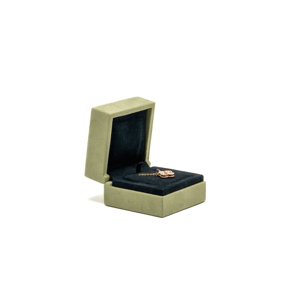VAN CLEEF & ARPELS 2025 HOLIDAY VINTAGE ALHAMBRA PENDANT, ROSE GOLD, PINK MOTHER OF PEARL, DIAMOND