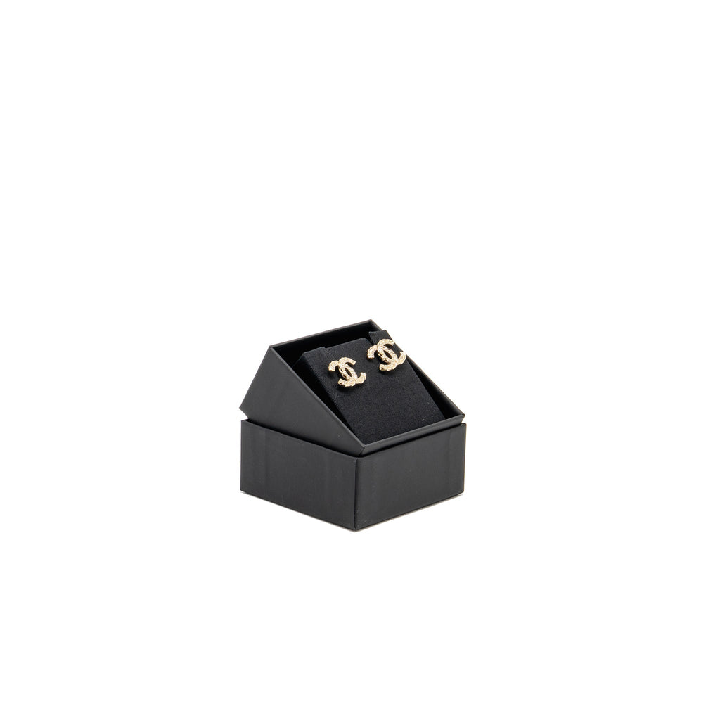 CHANEL 23B CC LOGO WITH CRYSTAL EARRINGS LIGHT GOLD TONE