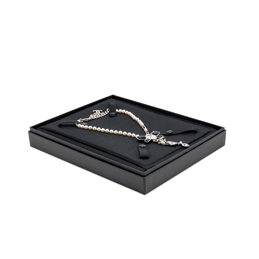 CHANEL CRYSTAL/PEARL CC LOGO DROPPED NECKLACE SILVER TONE