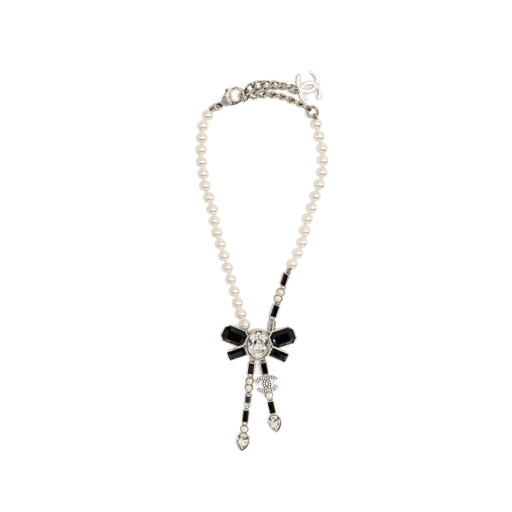 CHANEL CRYSTAL/PEARL CC LOGO DROPPED NECKLACE SILVER TONE