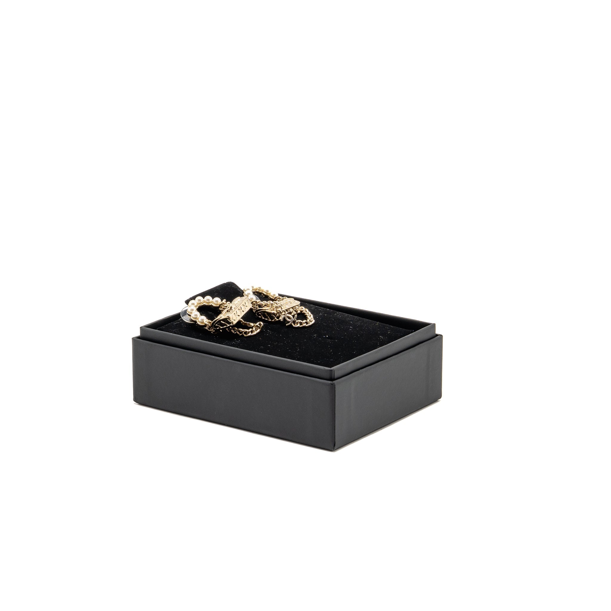 CHANEL CLASSIC FLAP BAG WITH CC CHAIN DROP EARRINGS PEARL LIGHT GOLD TONE