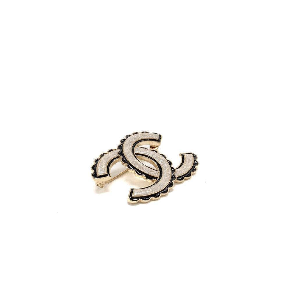 CHANEL CC LOGO BROOCH GREY / BLACK