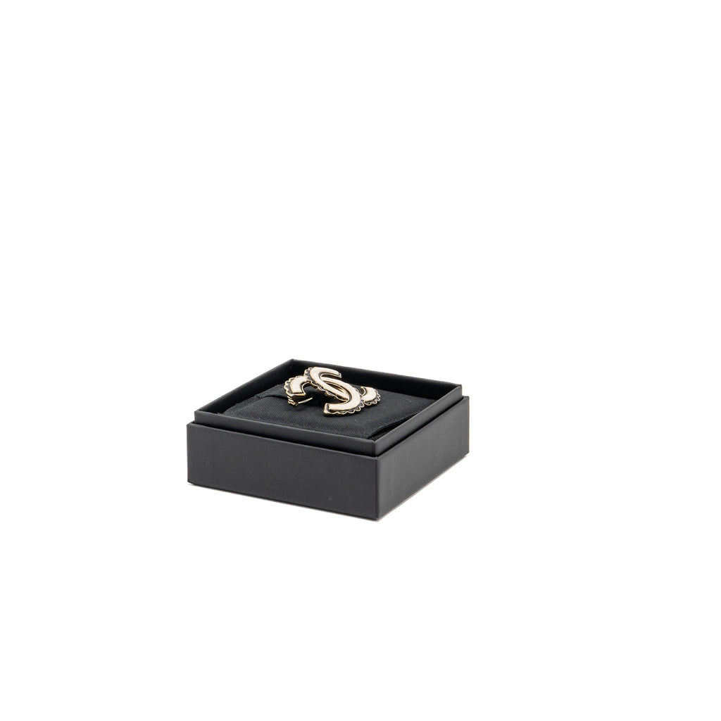 CHANEL CC LOGO BROOCH GREY / BLACK