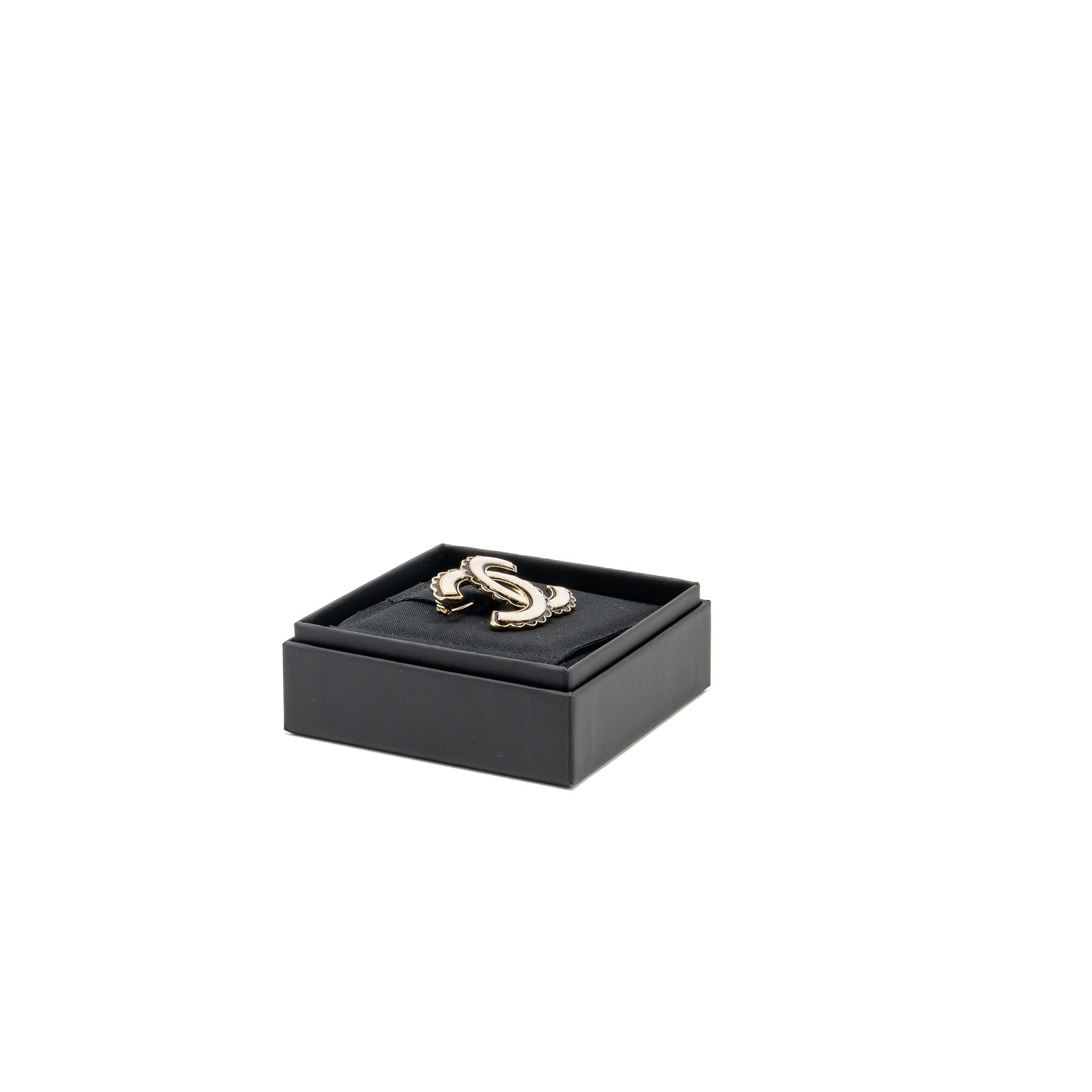 CHANEL CC LOGO BROOCH GREY / BLACK