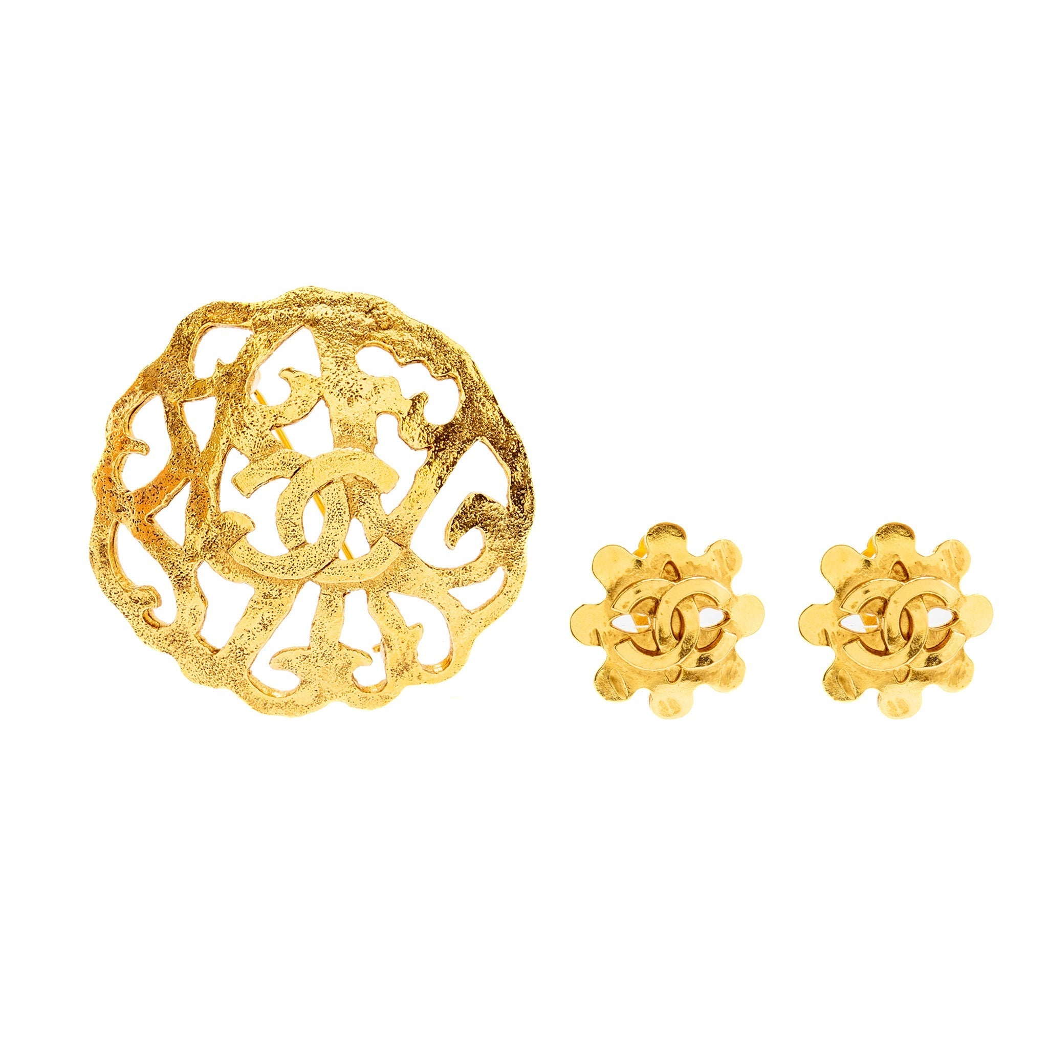 CHANEL VINTAGE FILIGREE CAMELLIA BROOCH WITH FLOWER CC LOGO EAR CLIPS GOLD PLATED GHW (SELL IN A SET)