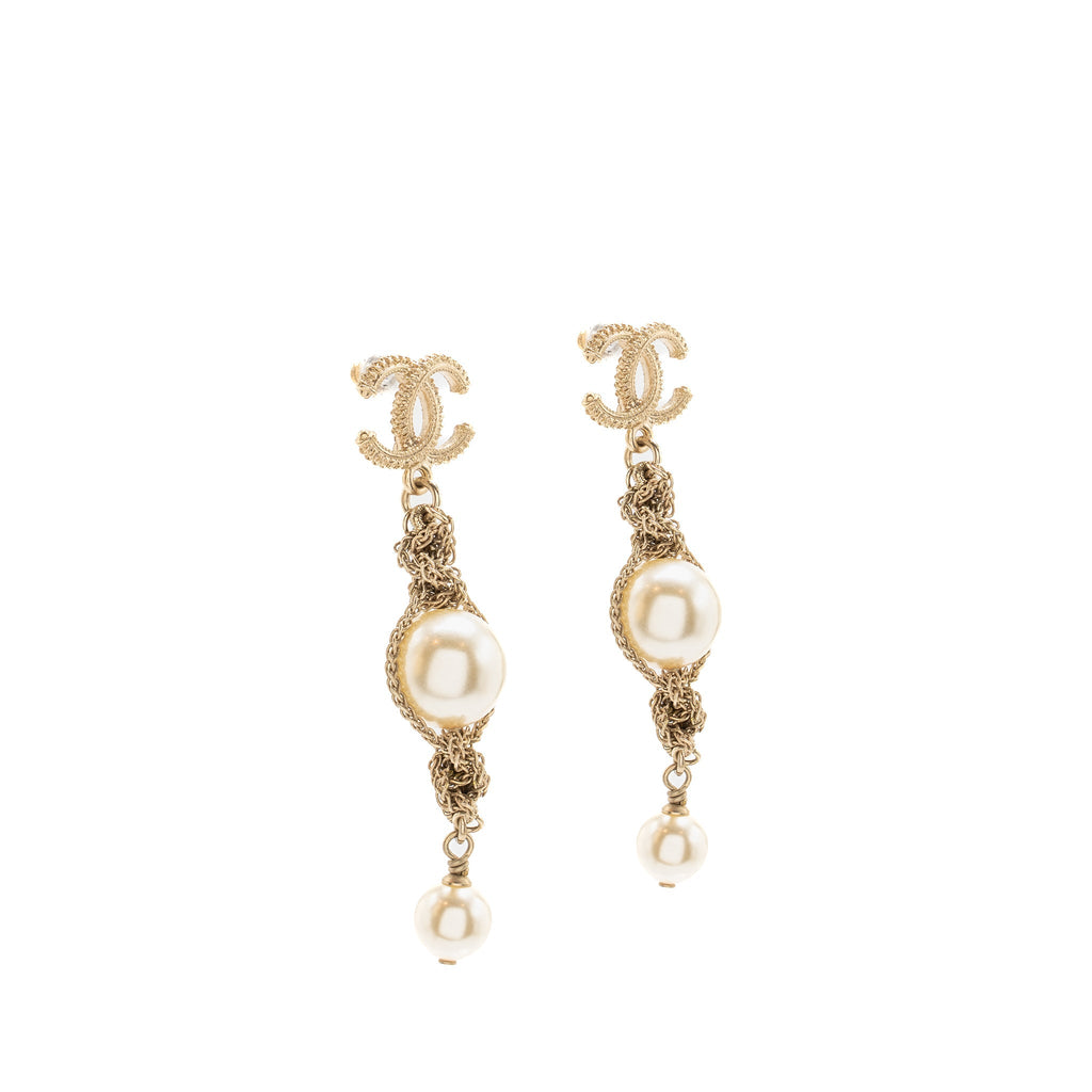 CHANEL CHAIN/PEARL DROPPED CC LOGO EARRINGS GOLD TONE