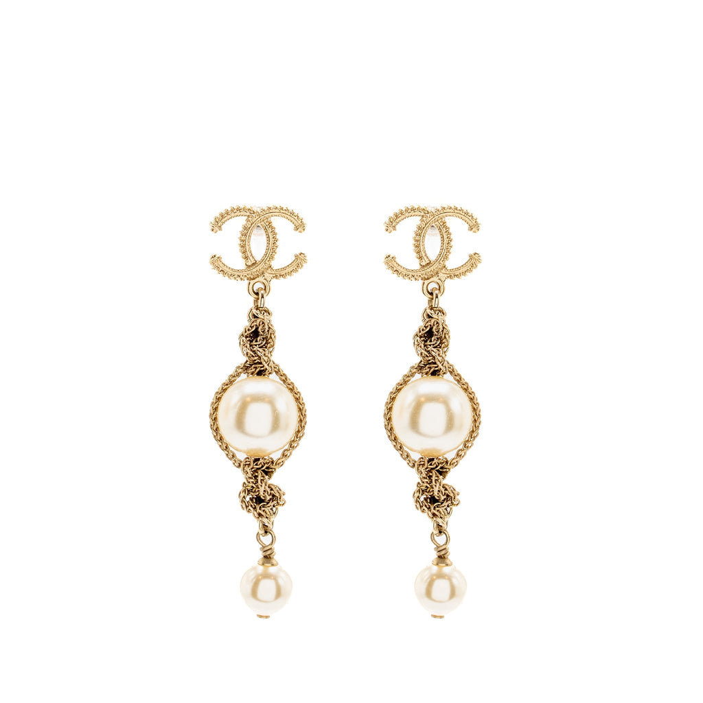 CHANEL CHAIN/PEARL DROPPED CC LOGO EARRINGS GOLD TONE