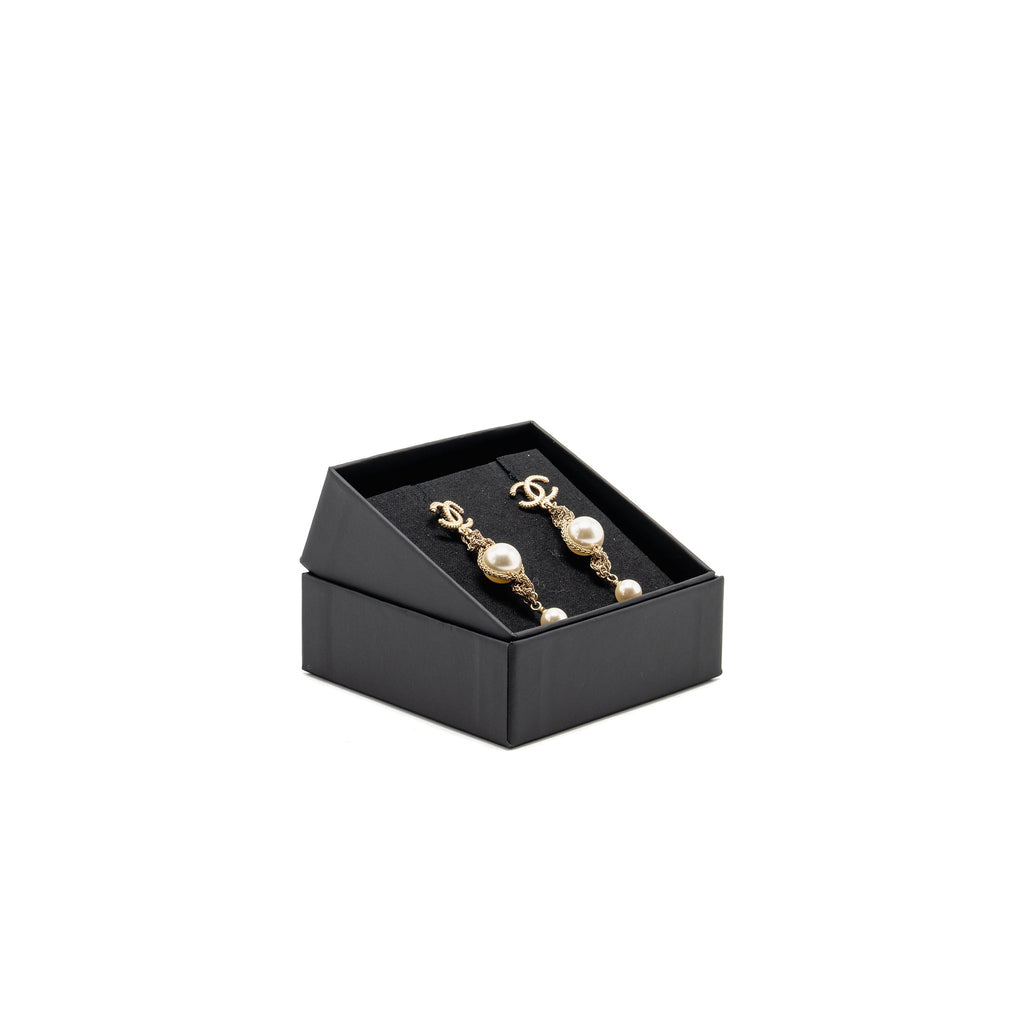 CHANEL CHAIN/PEARL DROPPED CC LOGO EARRINGS GOLD TONE