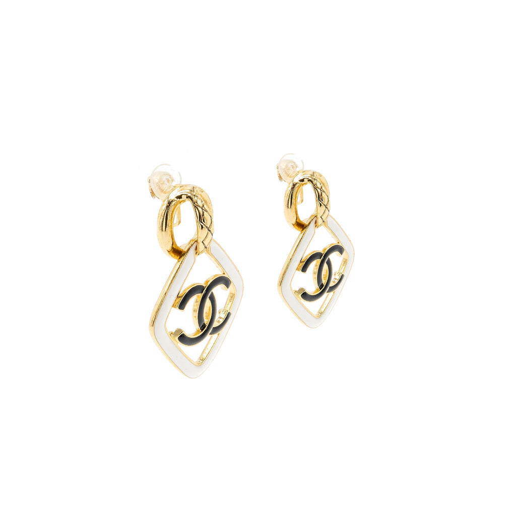 CHANEL GIANT CC LOGO EAR CLIP ENAMEL BLACK/WHITE GOLD TONE