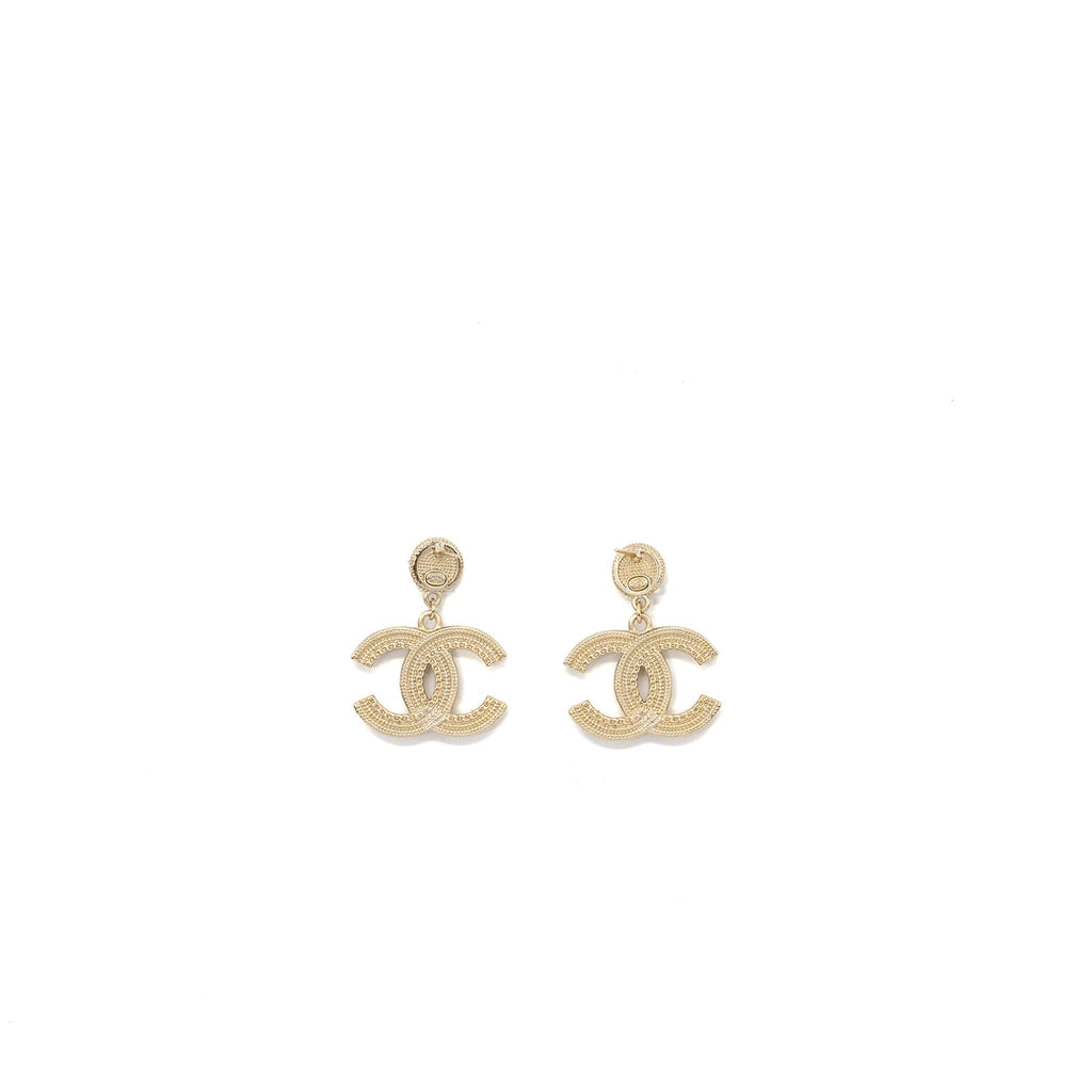 CHANEL CC LOGO DROP EARRINGS WITH PEARL GOLD TONE