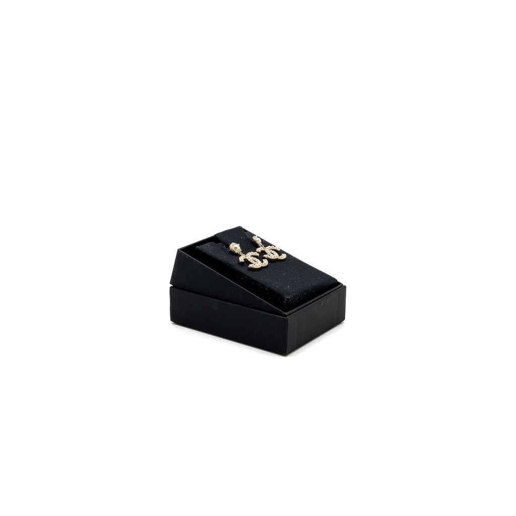 CHANEL CC LOGO DROP EARRINGS WITH PEARL GOLD TONE