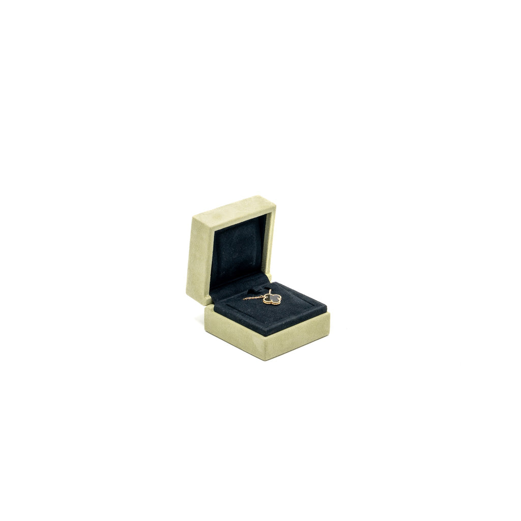 VAN CLEEF & ARPELS VINTAGE ALHAMBRA PENDANT ONYX YELLOW GOLD