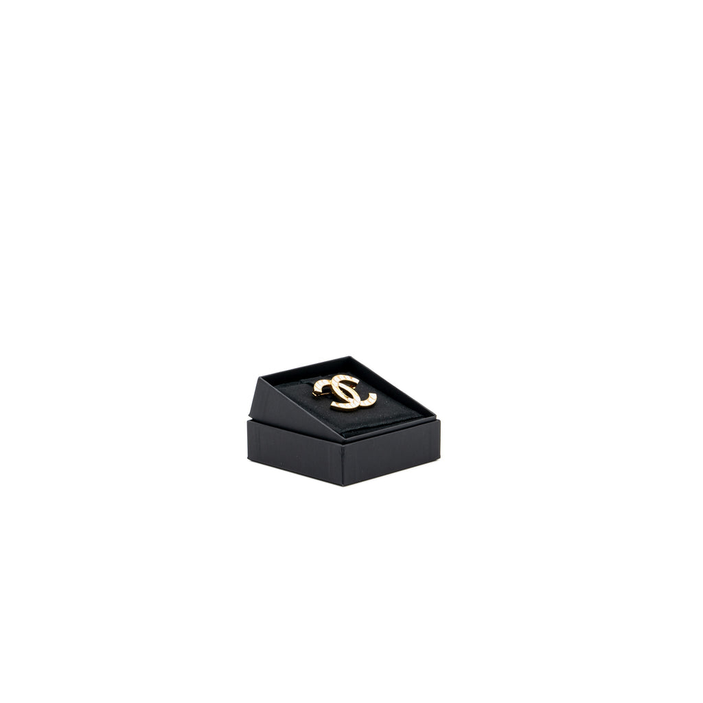 CHANEL CC LOGO BROOCH IVORY / GOLD TONE
