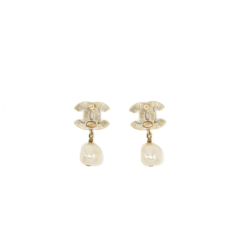 CHANEL CC LOGO EARRING PEARL DROP BLACK/LIGHT GOLD TONE
