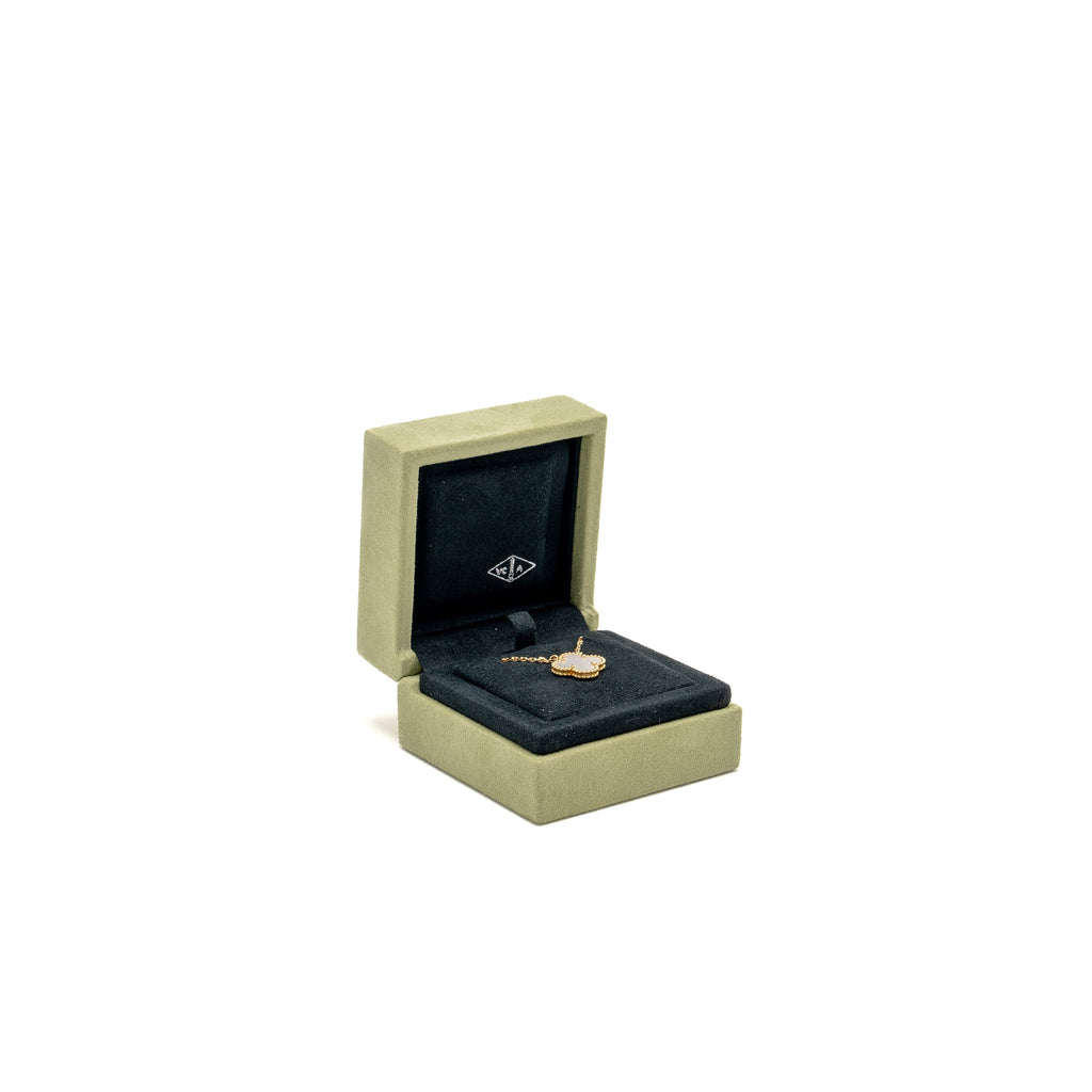 VAN CLEEF & ARPELS VINTAGE ALHAMBRA PENDANT YELLOW GOLD WHITE MOTHER OF PEARL