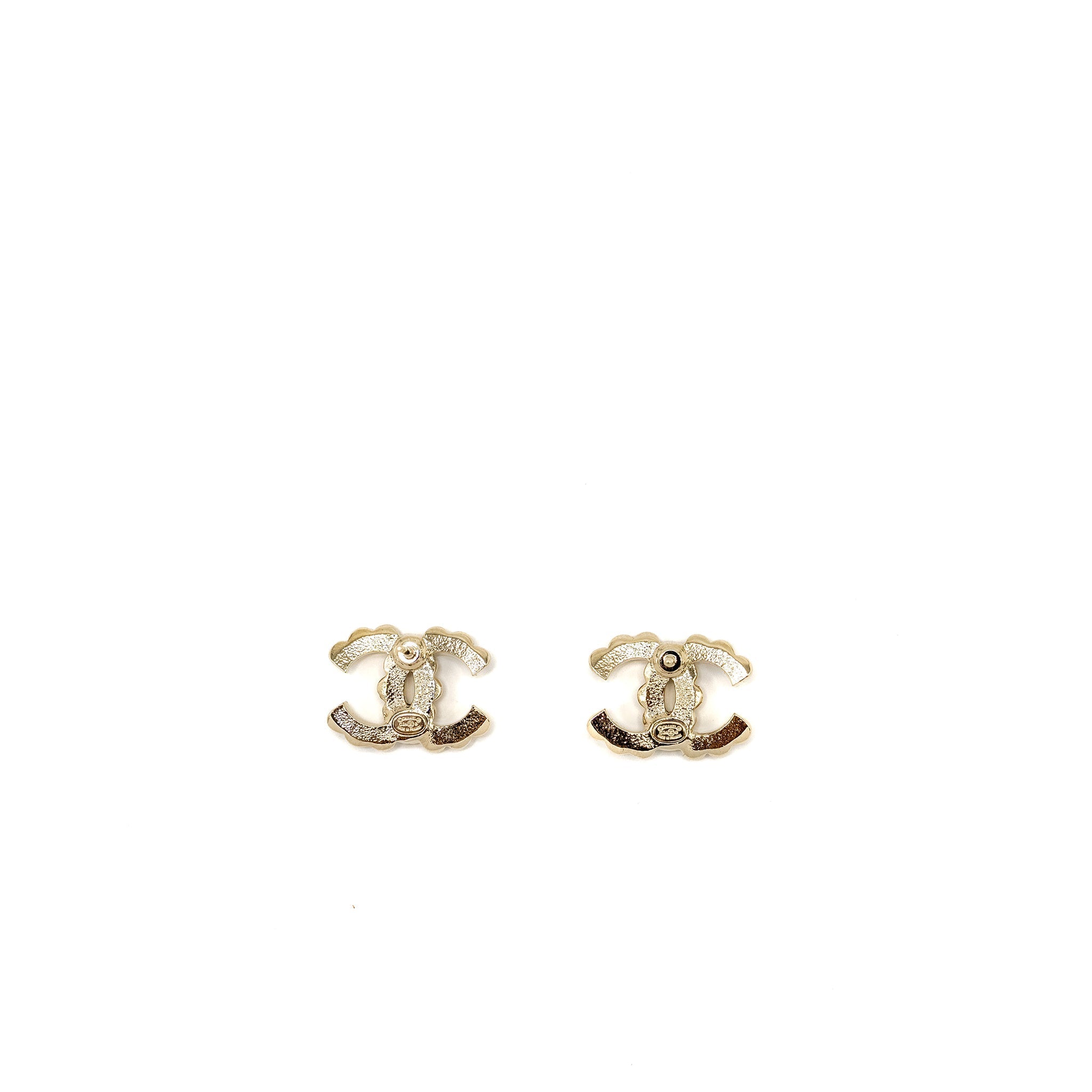 CHANEL 24B CC LOGO DETAILED EARRINGS BLACK/ WHITE/ LIGHT GOLD TONE
