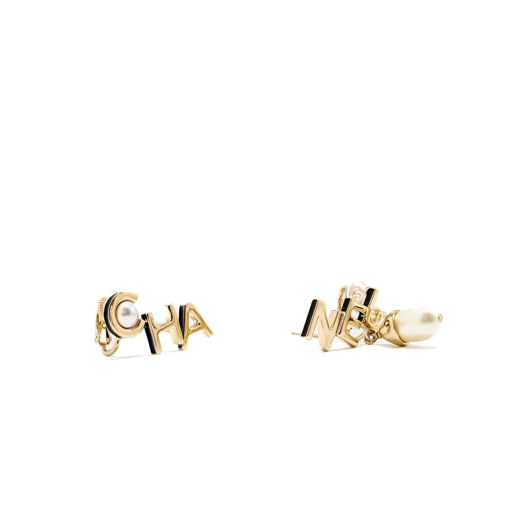 CHANEL LETTER/CC LOGO WITH PEARL STUD EARRING LIGHT GOLD TONE