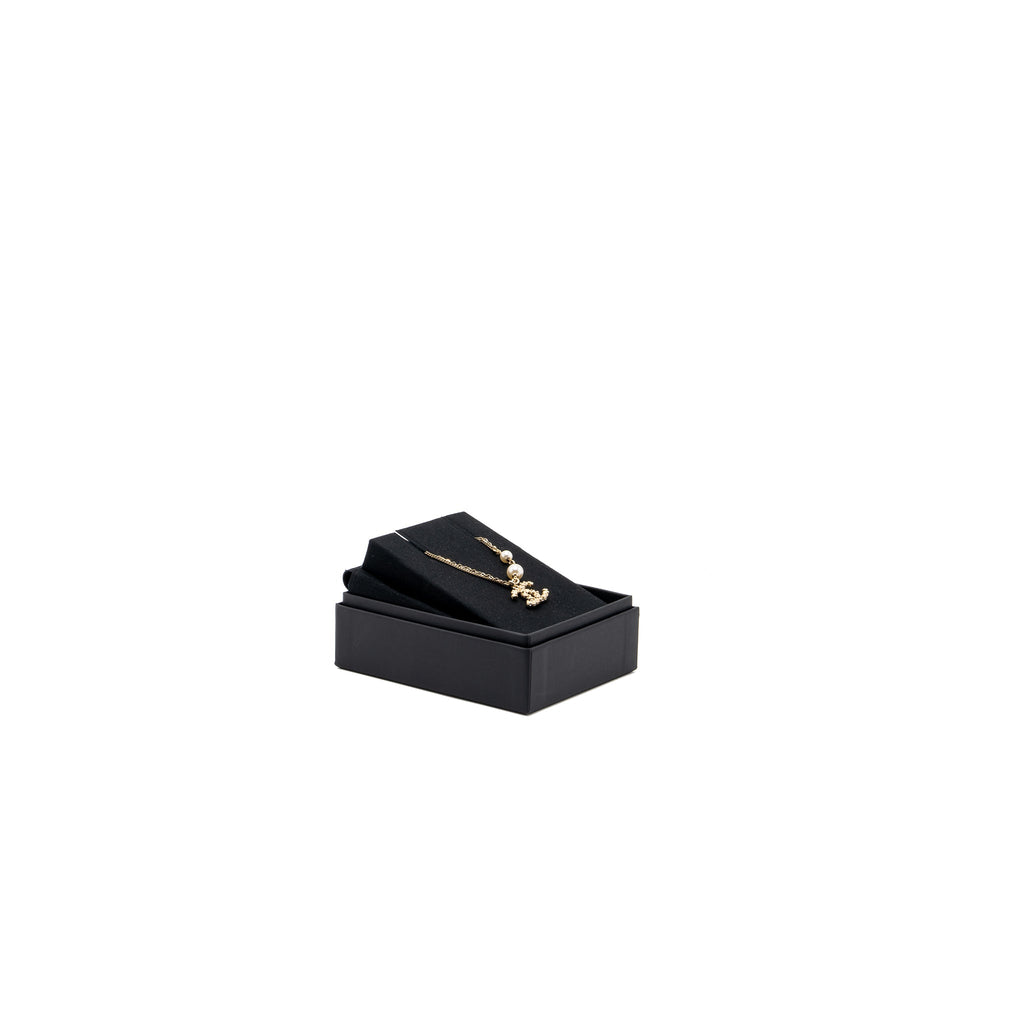 CHANEL SMALL CC LOGO AND PEARL NECKLACE LIGHT GOLD TONE