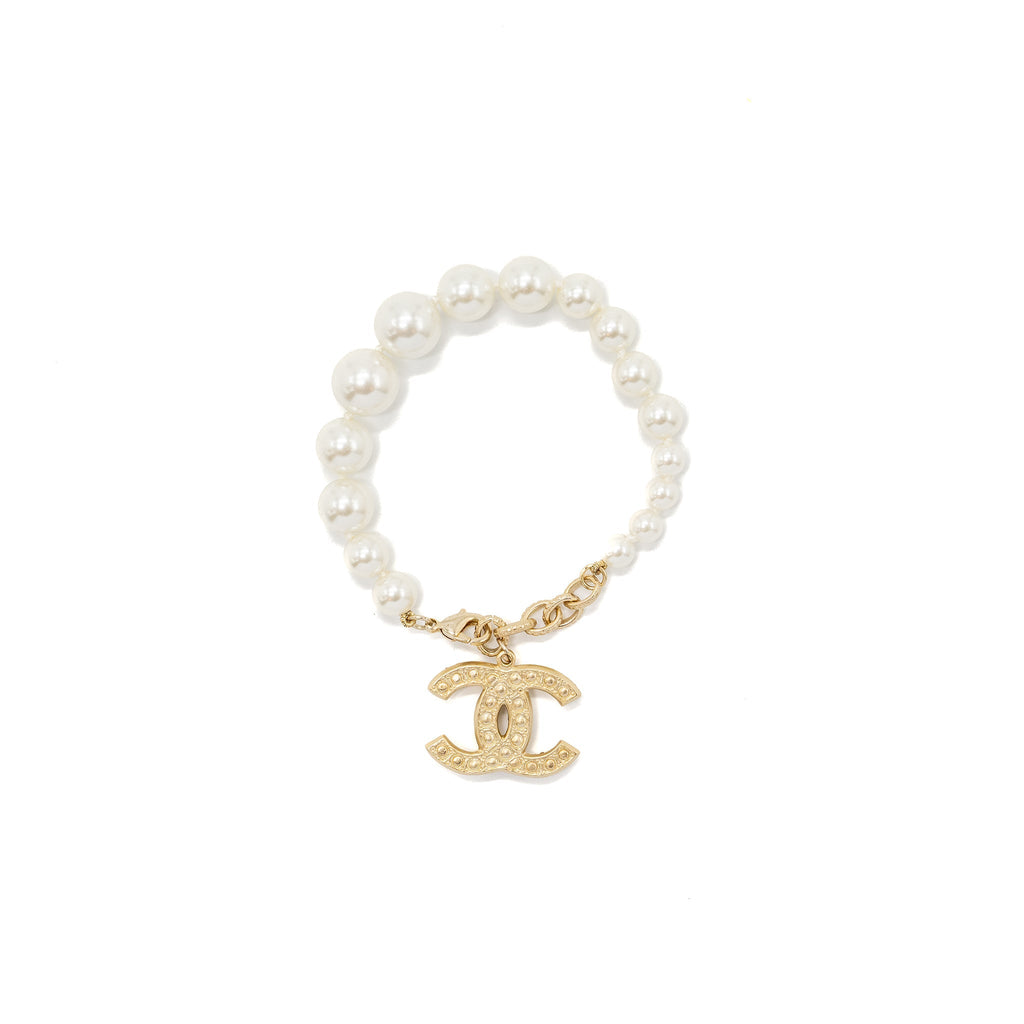 CHANEL CC LOGO DROPPED BRACELET WITH CRYSTAL / PEARL LIGHT GOLD TONE