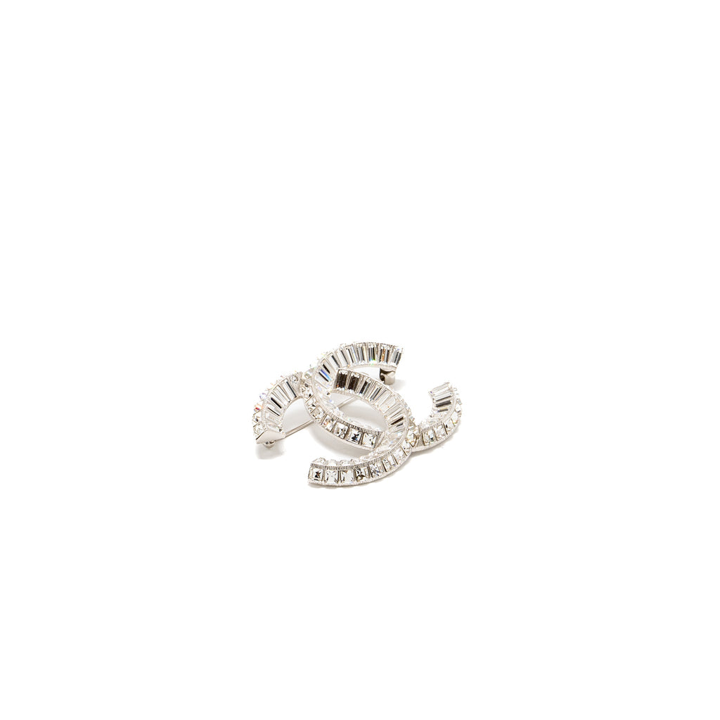 CHANEL CC LOGO CRYSTAL BROOCH SILVER TONE