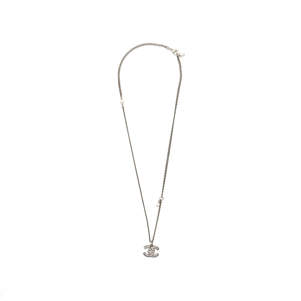 CHANEL CC LOGO NECKLACE CRYSTAL/ PEARL RUTHENIUM HARDWARE