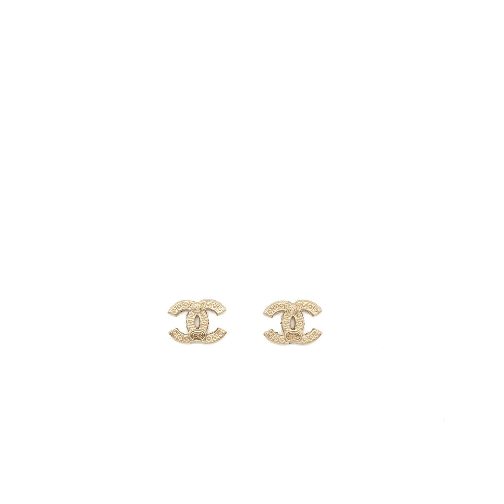 CHANEL CC LOGO EARRINGS WITH PEARL LIGHT GOLD TONE