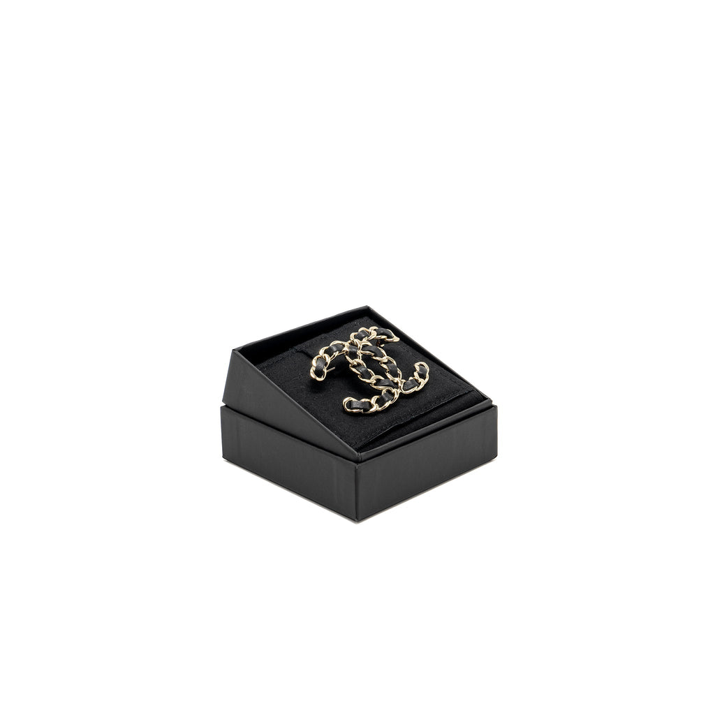 CHANEL CC LOGO LEATHER CHAIN BROOCH LGHW