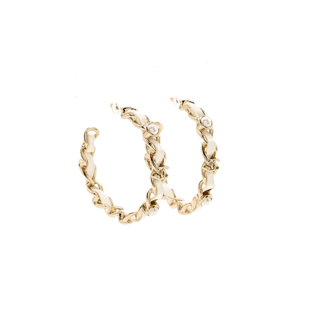 CHANEL CC LOGO PEARL LEATHER-WOVEN EARRINGS LIGHT GOLD TONE