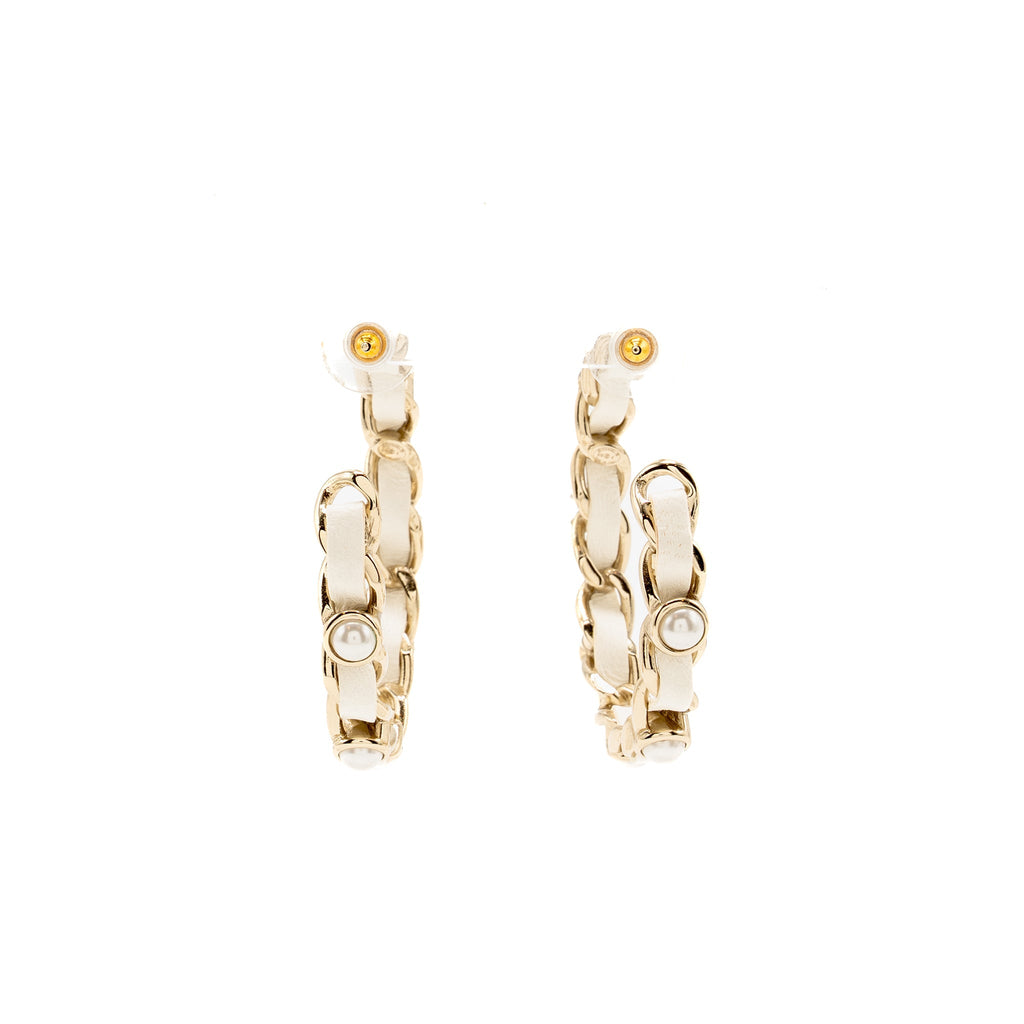 CHANEL CC LOGO PEARL LEATHER-WOVEN EARRINGS LIGHT GOLD TONE