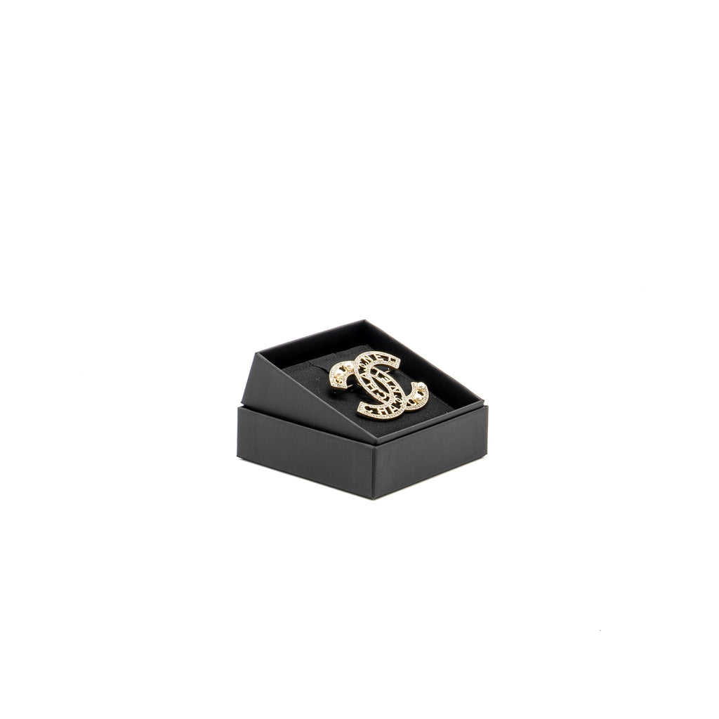 CHANEL CC LOGO CRYSTAL /PEARL BROOCH LIGHT GOLD TONE