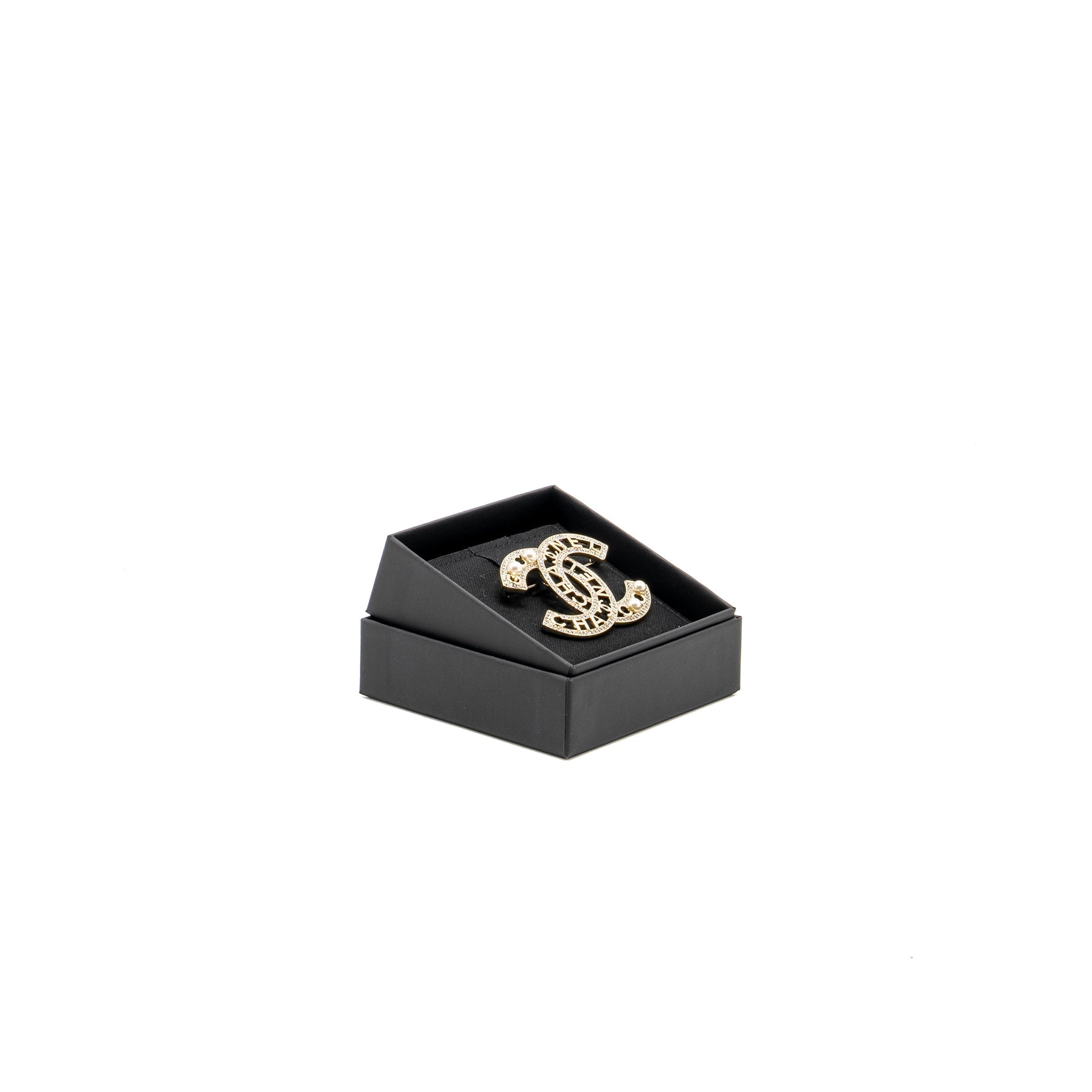 CHANEL CC LOGO CRYSTAL /PEARL BROOCH LIGHT GOLD TONE