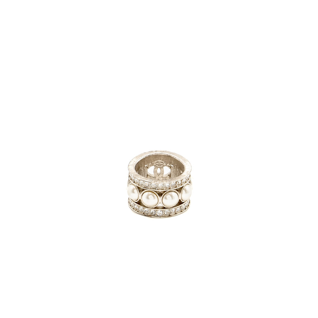 CHANEL CC LOGO PEARL/ CRYSTAL RING SILVER TONE