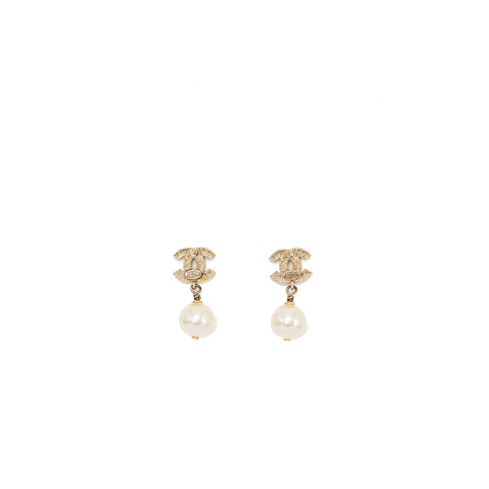 CHANEL CC LOGO WITH PEARL DROP EARRINGS LIGHT GOLD TONE