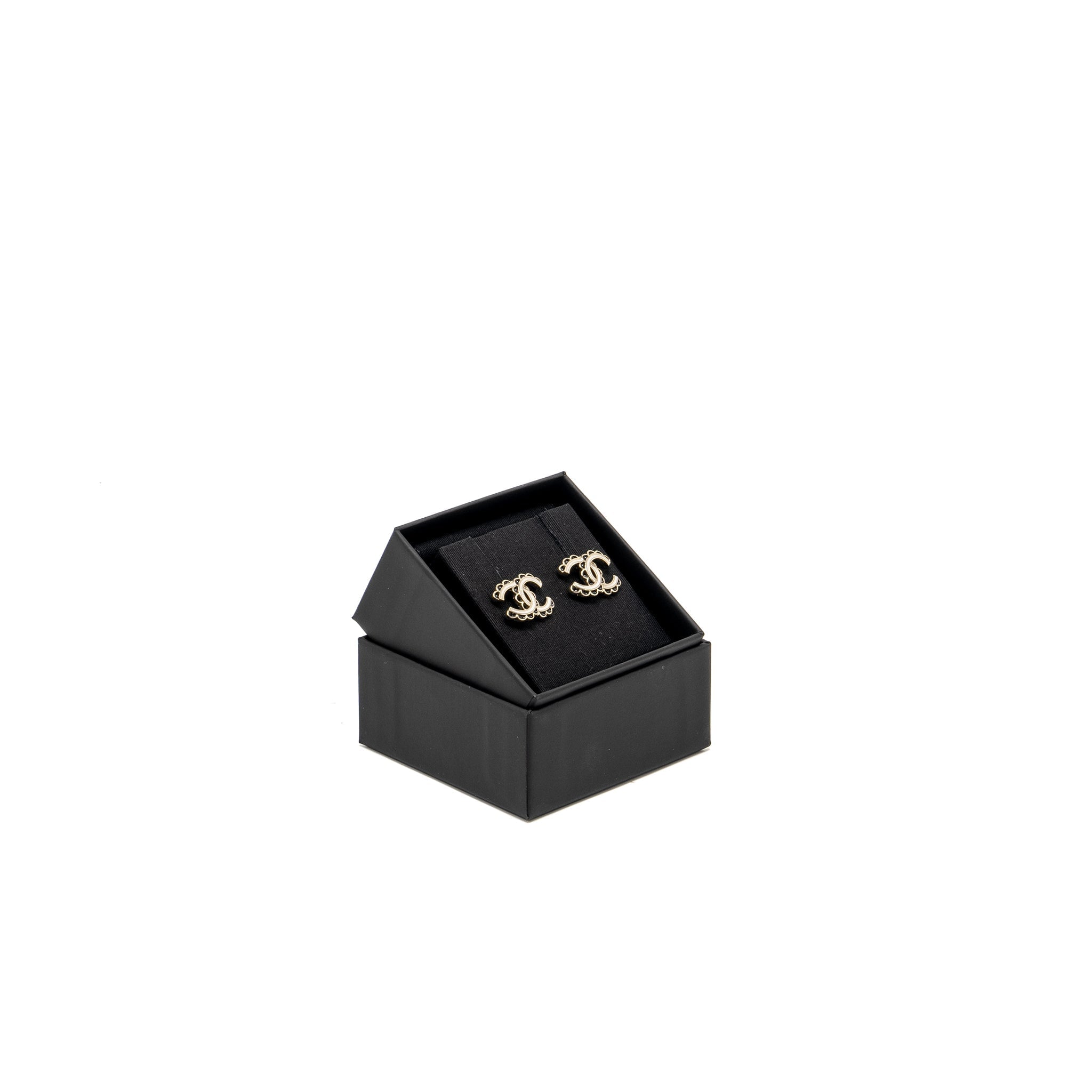 CHANEL 24B CC LOGO DETAILED EARRINGS BLACK/ WHITE/ LIGHT GOLD TONE