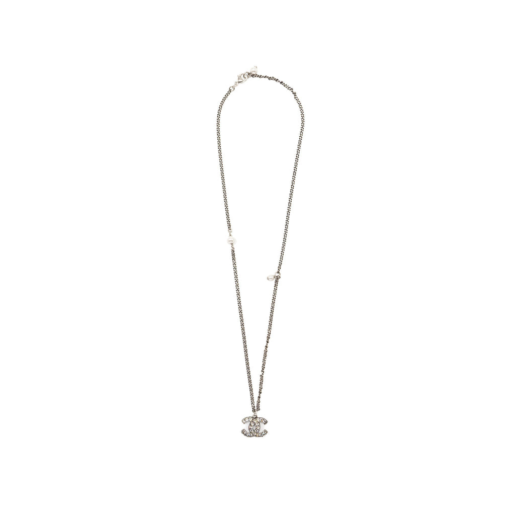 CHANEL CC LOGO NECKLACE CRYSTAL/ PEARL RUTHENIUM HARDWARE