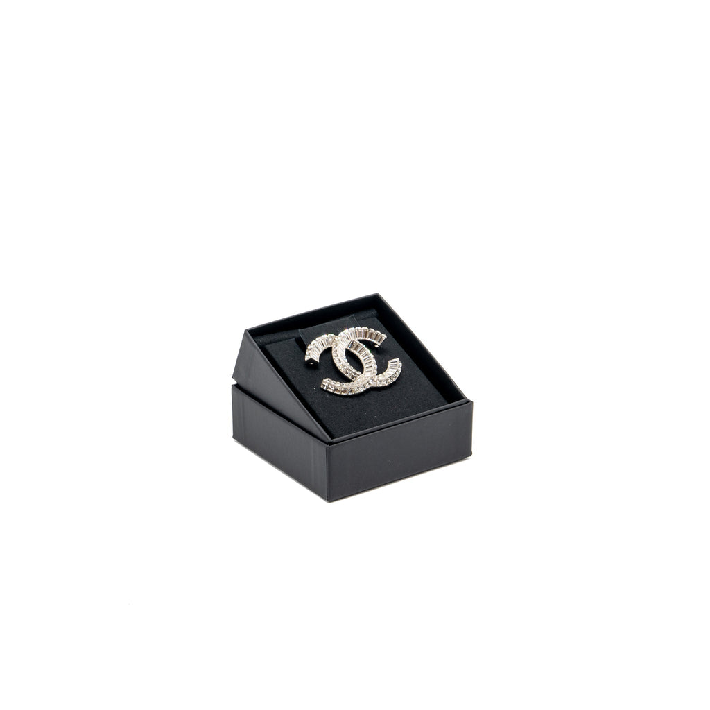 CHANEL CC LOGO BROOCH WITH CRYSTAL SILVER TONE