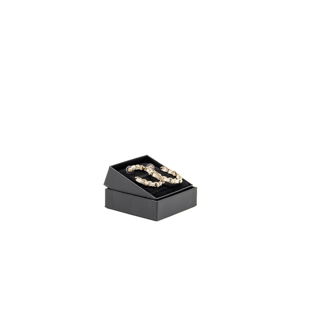 CHANEL CC LOGO PEARL LEATHER-WOVEN EARRINGS LIGHT GOLD TONE