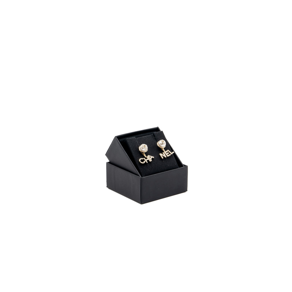 CHANEL PEARL/CC LOGO/LETTER DROP EARRING LIGHT GOLD TONE