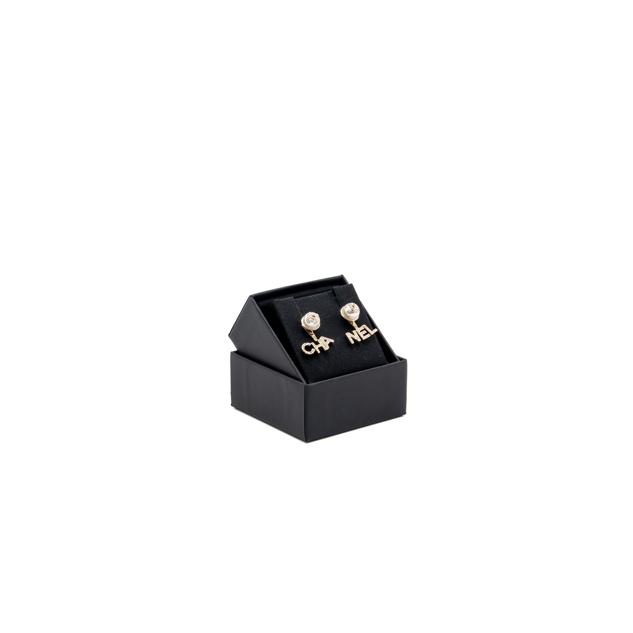 CHANEL PEARL/CC LOGO/LETTER DROP EARRING LIGHT GOLD TONE