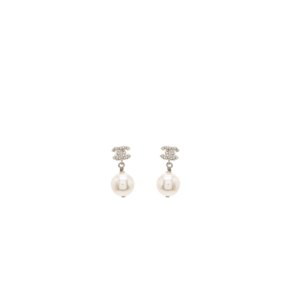 CHANEL CC LOGO PEARL DROPPED EARRINGS SILVER TONE