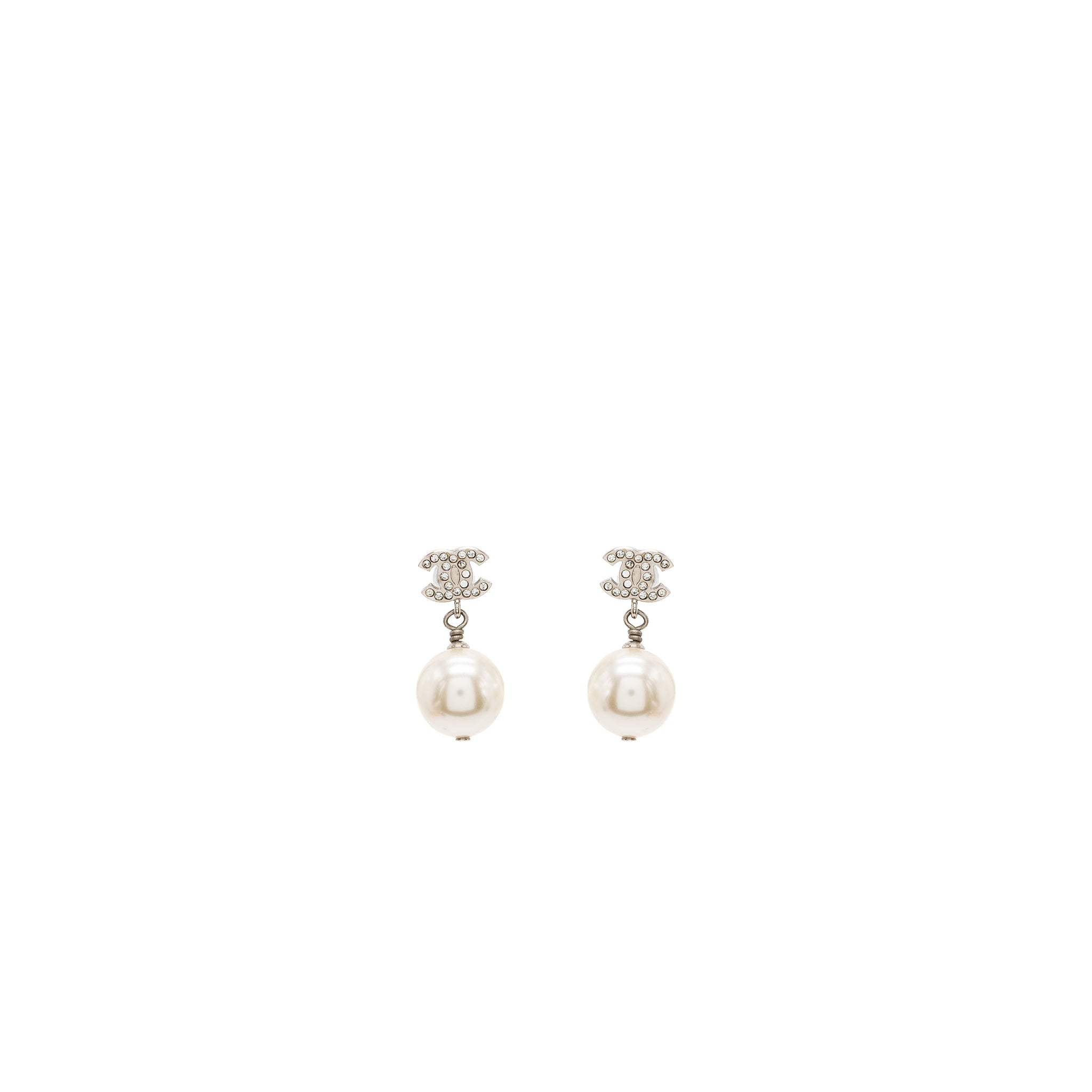 CHANEL CC LOGO PEARL DROPPED EARRINGS SILVER TONE