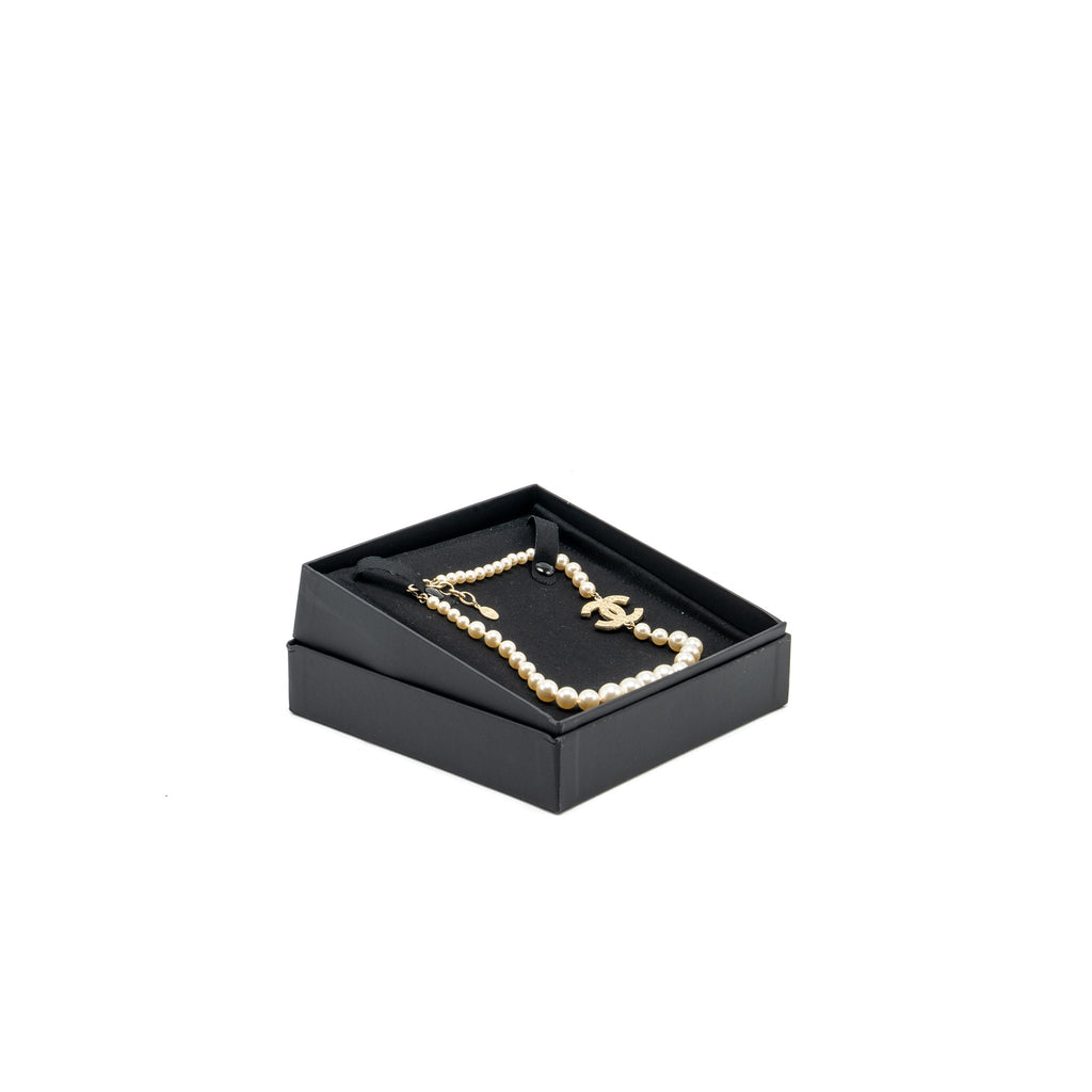CHANEL CC LOGO CHOCKER/NECKLACE WITH PEARL LIMITED EDITION GOLD TONE