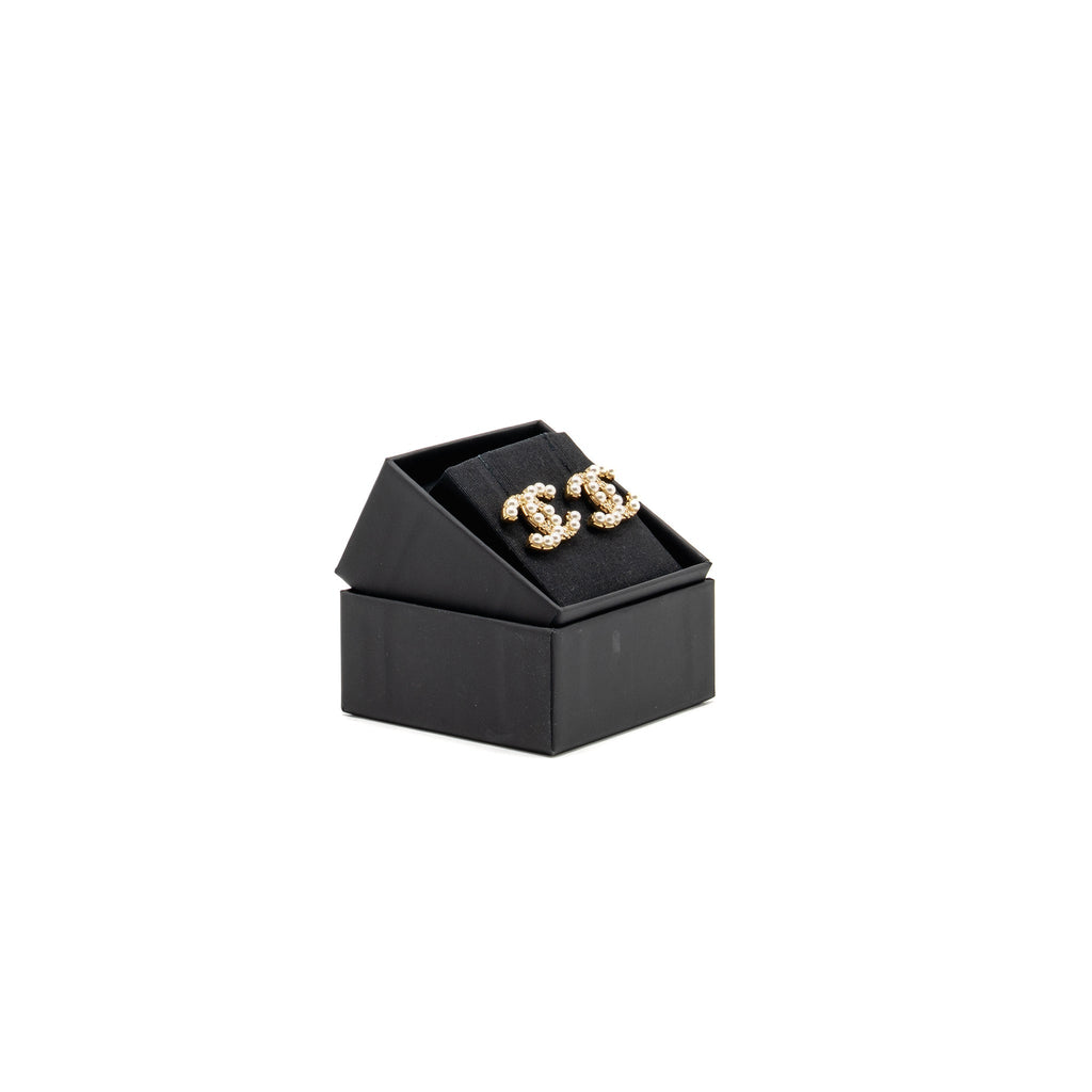 CHANEL CC PEARL EARRINGS GOLD TONE