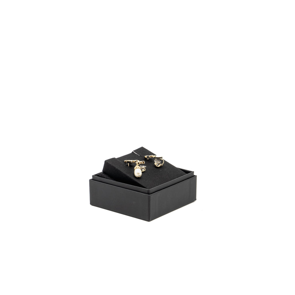 CHANEL LETTER/CC LOGO WITH PEARL STUD EARRING LIGHT GOLD TONE