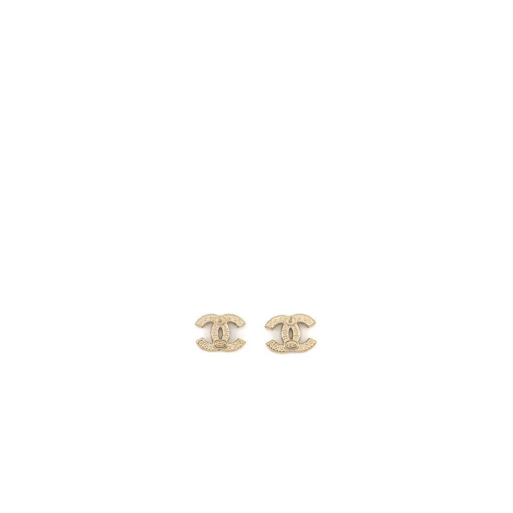 CHANEL CC LOGO EARRINGS WITH PEARL LIGHT GOLD TONE